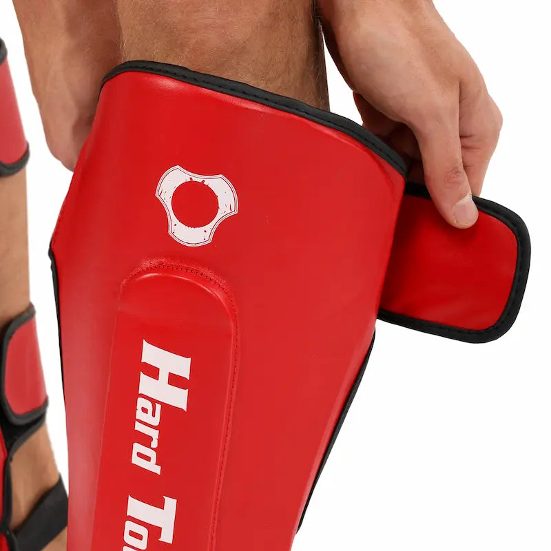 Chrániče nôh Hard Touch AO-7380 červená Muay Thai